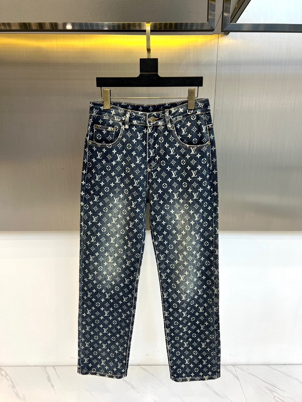 1v威登、2026春夏男士休闲牛仔裤。以标志性Monogram老花图案满印于裤身，展现极具辨识度的品牌美