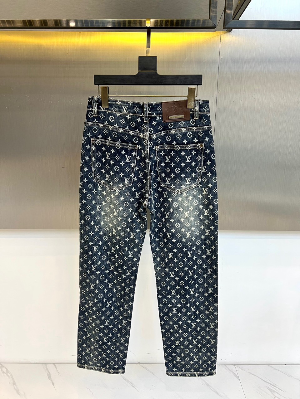 1v威登、2026春夏男士休闲牛仔裤。以标志性Monogram老花图案满印于裤身，展现极具辨识度的品牌美