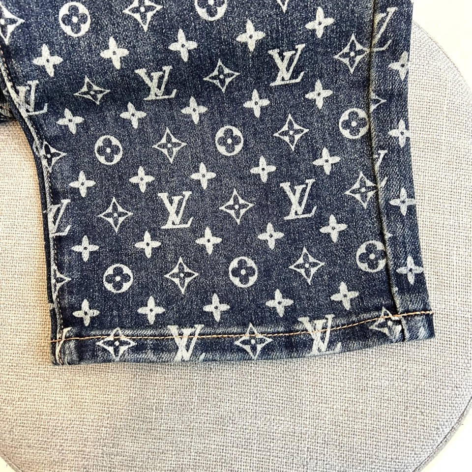 1v威登、2026春夏男士休闲牛仔裤。以标志性Monogram老花图案满印于裤身，展现极具辨识度的品牌美