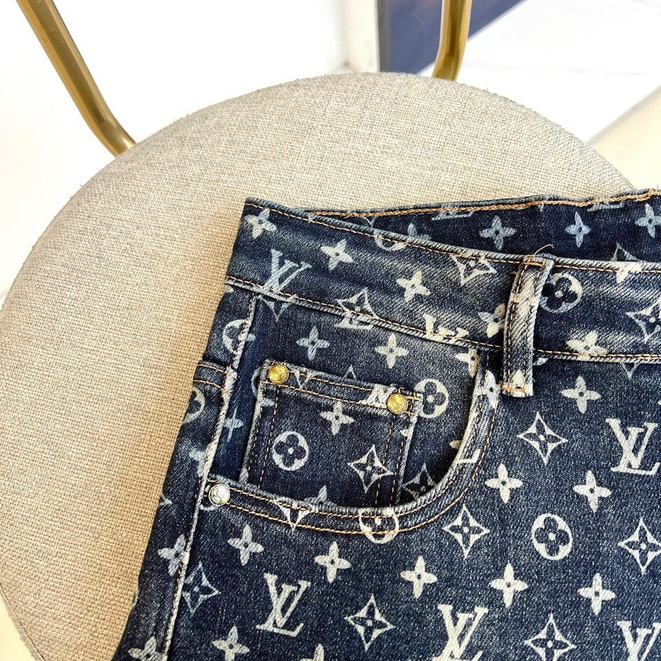 1v威登、2026春夏男士休闲牛仔裤。以标志性Monogram老花图案满印于裤身，展现极具辨识度的品牌美