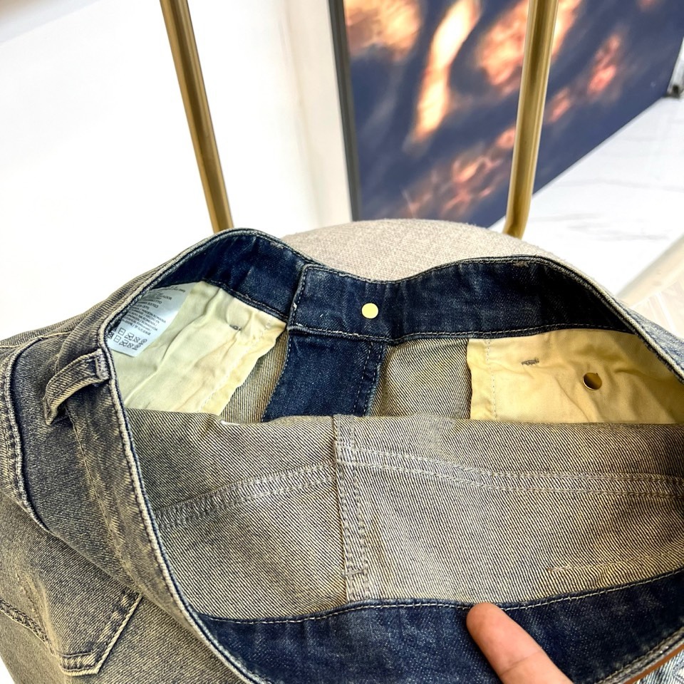 1v威登、本季路易威登2026春夏系列牛仔裤，以经典直筒廓形重塑当代休闲风范。裤身巧妙融入多功能口袋设计