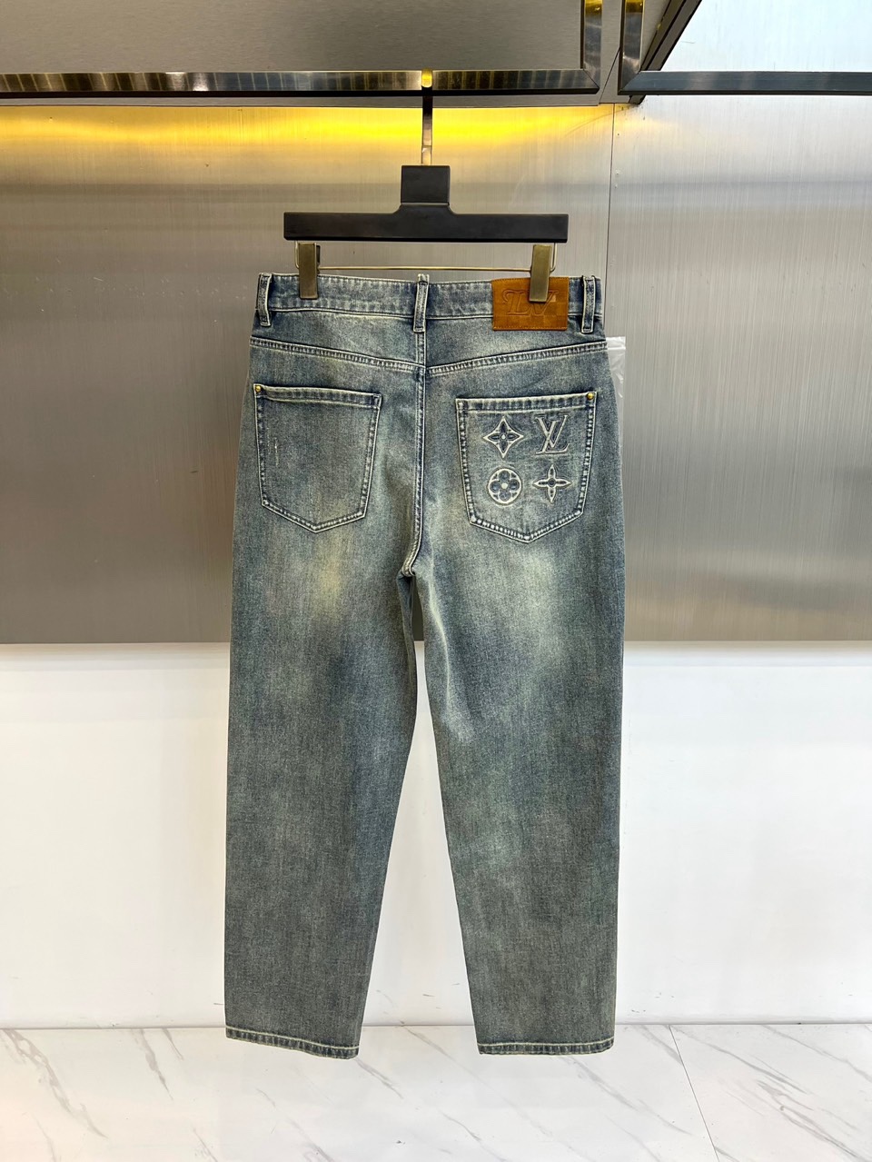 1v威登、本季路易威登2026春夏系列牛仔裤，以经典直筒廓形重塑当代休闲风范。裤身巧妙融入多功能口袋设计