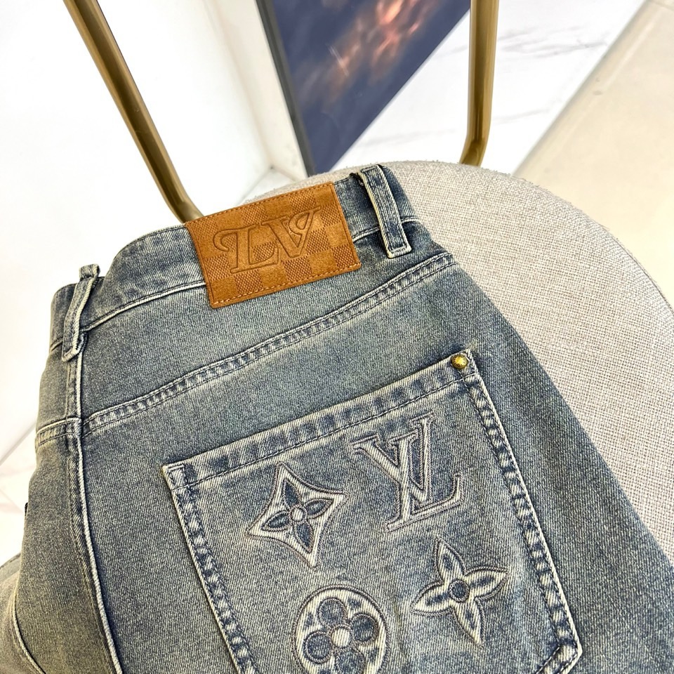 1v威登、本季路易威登2026春夏系列牛仔裤，以经典直筒廓形重塑当代休闲风范。裤身巧妙融入多功能口袋设计