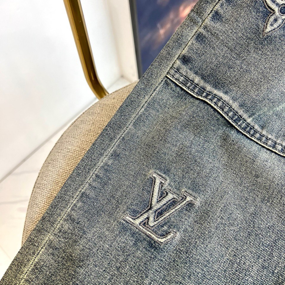 1v威登、本季路易威登2026春夏系列牛仔裤，以经典直筒廓形重塑当代休闲风范。裤身巧妙融入多功能口袋设计