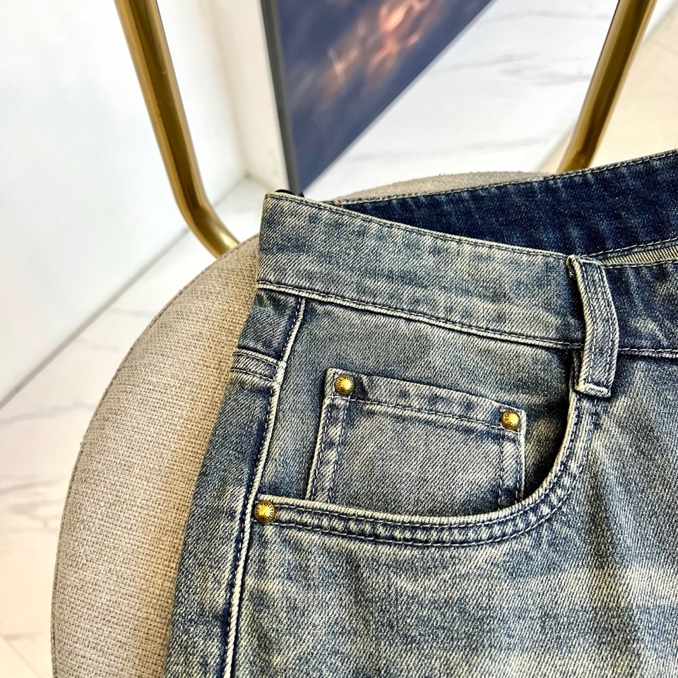 1v威登、本季路易威登2026春夏系列牛仔裤，以经典直筒廓形重塑当代休闲风范。裤身巧妙融入多功能口袋设计