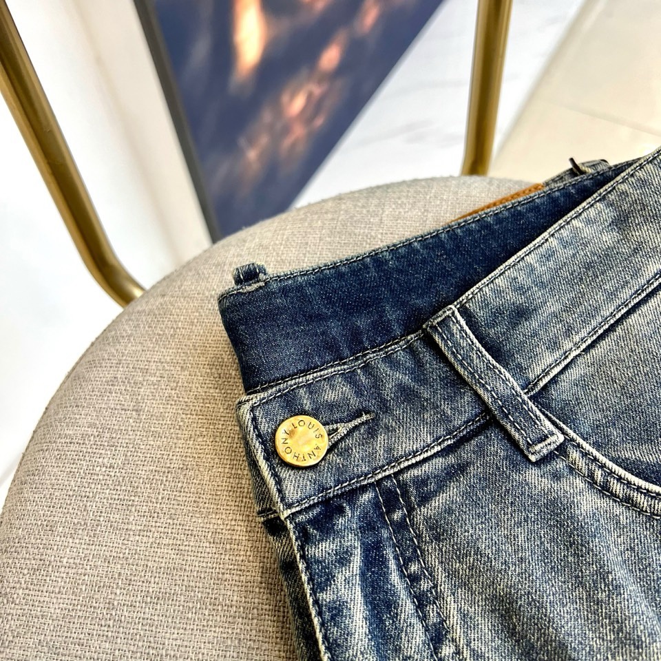 1v威登、本季路易威登2026春夏系列牛仔裤，以经典直筒廓形重塑当代休闲风范。裤身巧妙融入多功能口袋设计