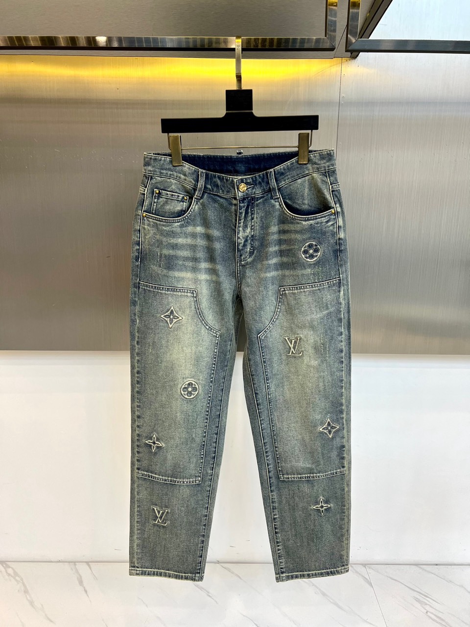 1v威登、本季路易威登2026春夏系列牛仔裤，以经典直筒廓形重塑当代休闲风范。裤身巧妙融入多功能口袋设计