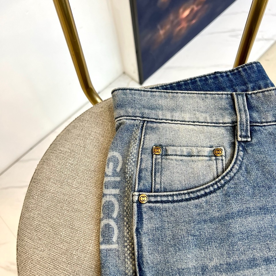 Gucc古驰、2026春夏新品牛仔裤，以经典直筒版型重塑现代衣橱必备单品。其流畅线条巧妙修饰腿型，适配多