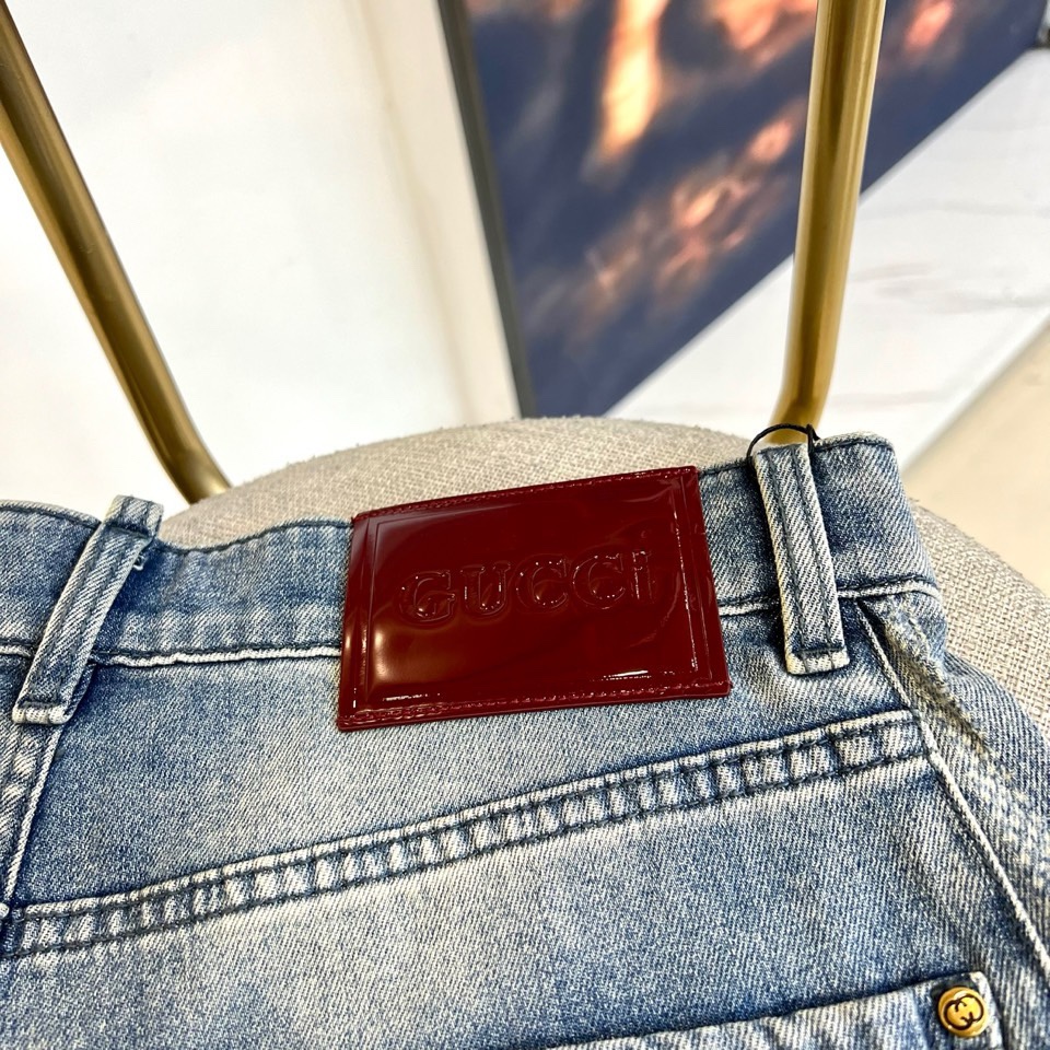 Gucc古驰、2026春夏新品牛仔裤，以经典直筒版型重塑现代衣橱必备单品。其流畅线条巧妙修饰腿型，适配多