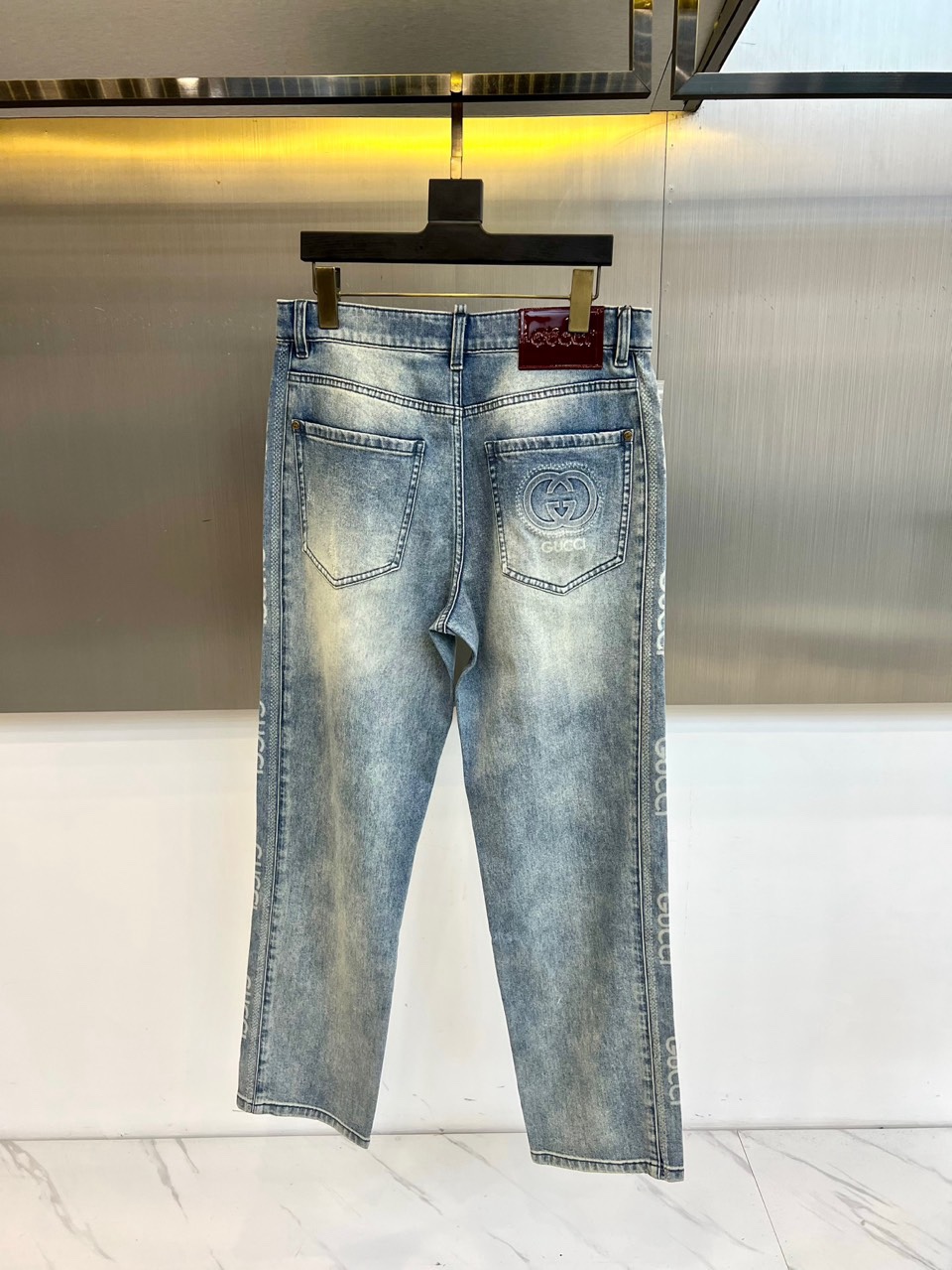 Gucc古驰、2026春夏新品牛仔裤，以经典直筒版型重塑现代衣橱必备单品。其流畅线条巧妙修饰腿型，适配多