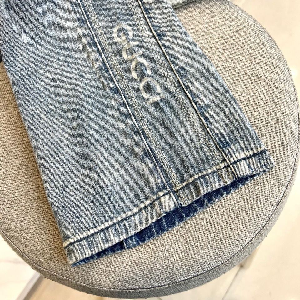 Gucc古驰、2026春夏新品牛仔裤，以经典直筒版型重塑现代衣橱必备单品。其流畅线条巧妙修饰腿型，适配多