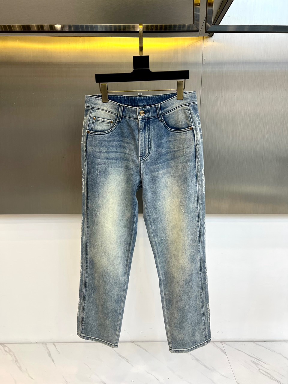 Gucc古驰、2026春夏新品牛仔裤，以经典直筒版型重塑现代衣橱必备单品。其流畅线条巧妙修饰腿型，适配多