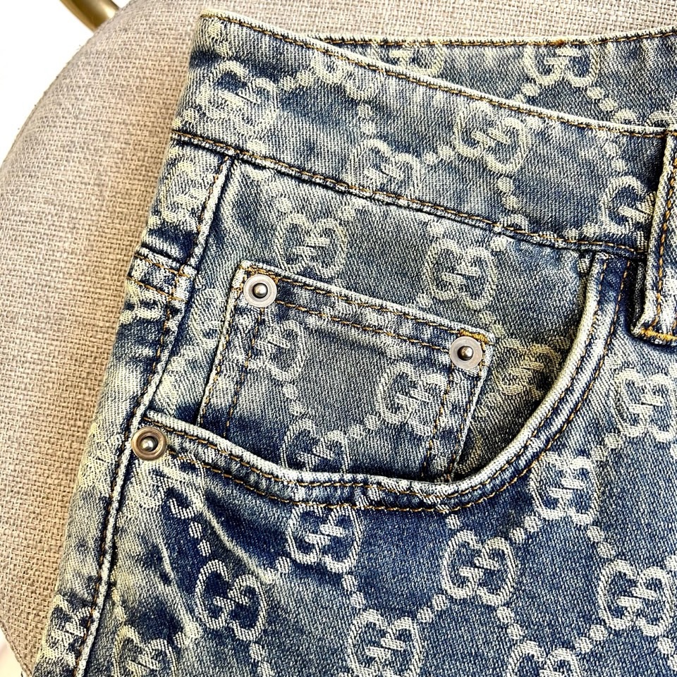 Gucc古驰、古驰2026春夏新品小直筒牛仔裤，以品牌标志性的满幅双G Monogram图案重塑经典丹宁
