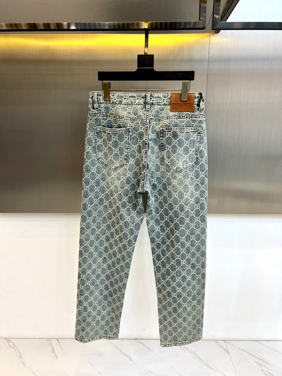 Gucc古驰、古驰2026春夏新品小直筒牛仔裤，以品牌标志性的满幅双G Monogram图案重塑经典丹宁