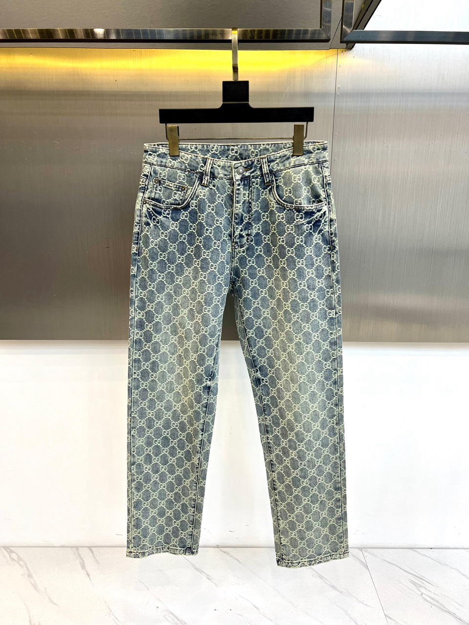 Gucc古驰、古驰2026春夏新品小直筒牛仔裤，以品牌标志性的满幅双G Monogram图案重塑经典丹宁