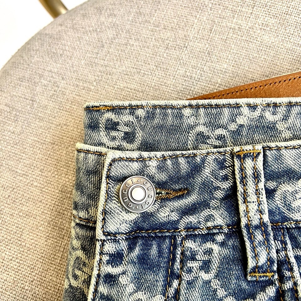 Gucc古驰、古驰2026春夏新品小直筒牛仔裤，以品牌标志性的满幅双G Monogram图案重塑经典丹宁