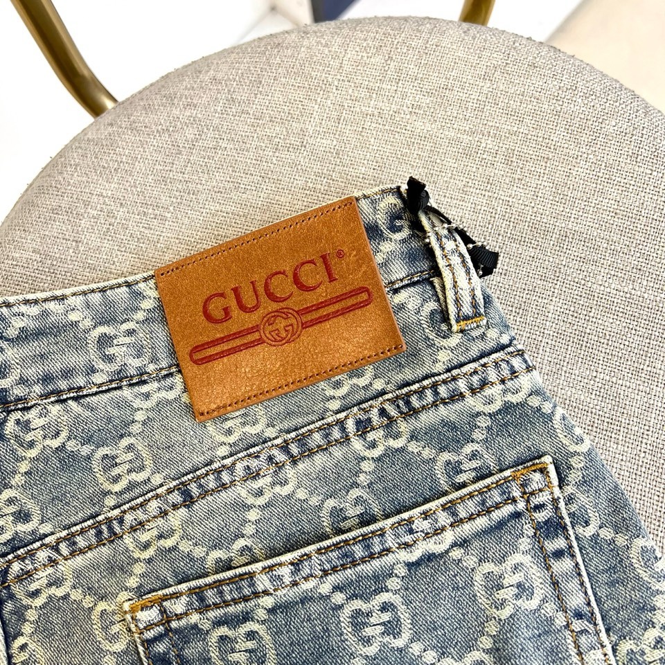 Gucc古驰、古驰2026春夏新品小直筒牛仔裤，以品牌标志性的满幅双G Monogram图案重塑经典丹宁
