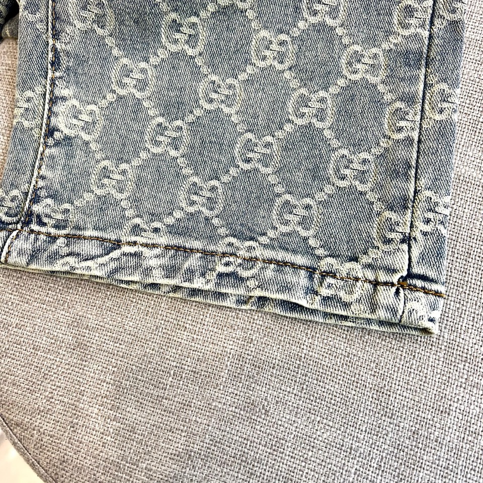 Gucc古驰、古驰2026春夏新品小直筒牛仔裤，以品牌标志性的满幅双G Monogram图案重塑经典丹宁