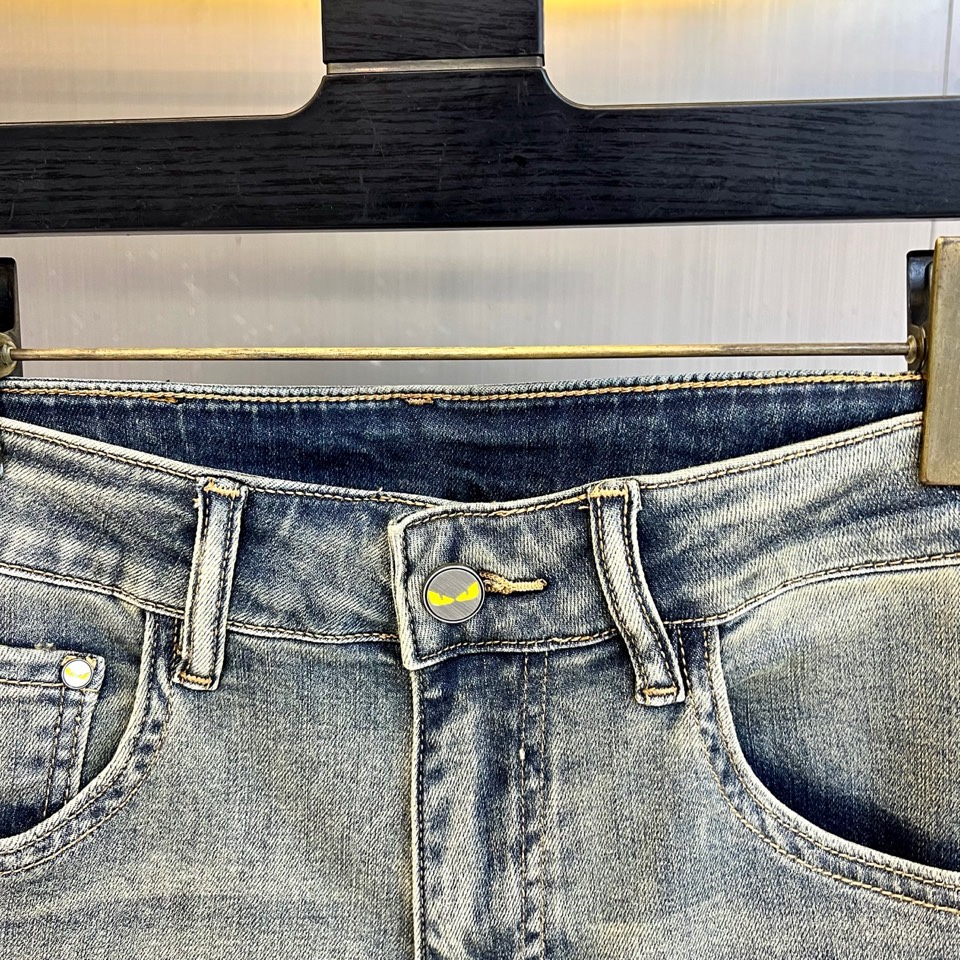 Fend芬迪、2026春夏新品牛仔裤，以品牌标志性趣味元素重塑丹宁经典。款式采用简约直筒廓形，剪裁流畅，