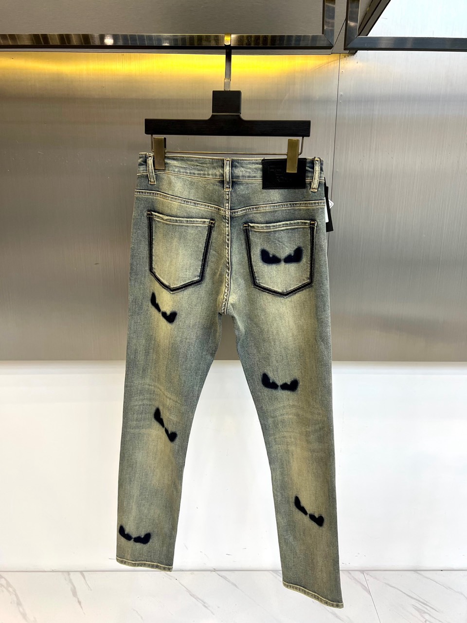 Fend芬迪、2026春夏新品牛仔裤，以品牌标志性趣味元素重塑丹宁经典。款式采用简约直筒廓形，剪裁流畅，