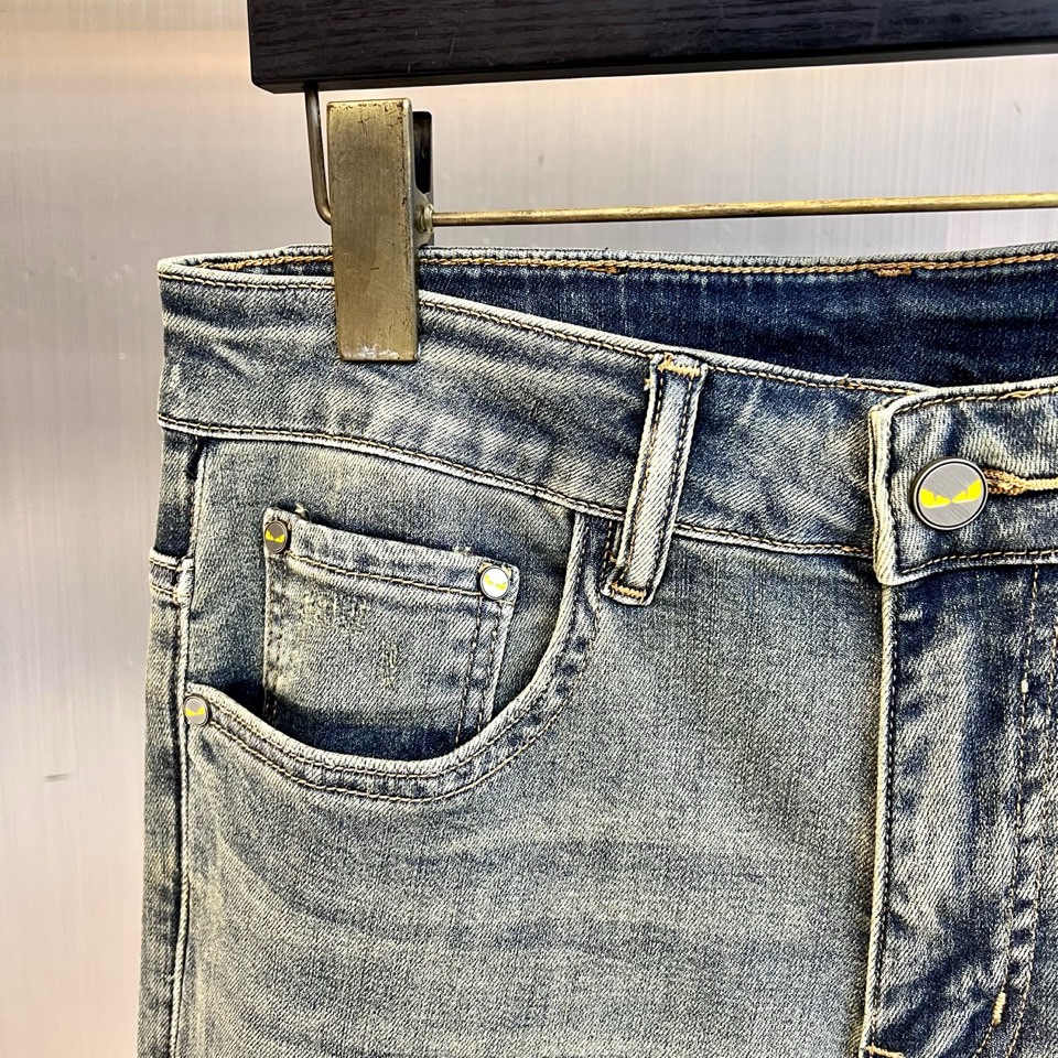 Fend芬迪、2026春夏新品牛仔裤，以品牌标志性趣味元素重塑丹宁经典。款式采用简约直筒廓形，剪裁流畅，