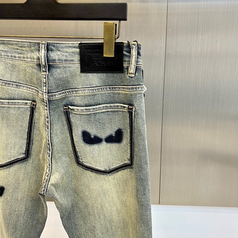 Fend芬迪、2026春夏新品牛仔裤，以品牌标志性趣味元素重塑丹宁经典。款式采用简约直筒廓形，剪裁流畅，