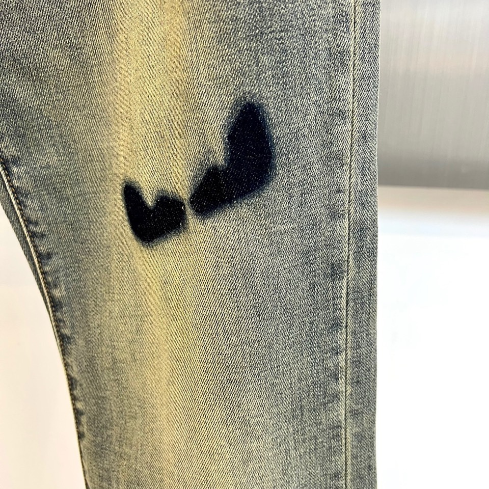 Fend芬迪、2026春夏新品牛仔裤，以品牌标志性趣味元素重塑丹宁经典。款式采用简约直筒廓形，剪裁流畅，