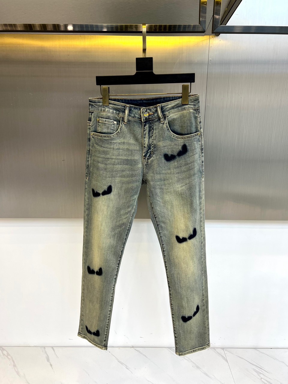 Fend芬迪、2026春夏新品牛仔裤，以品牌标志性趣味元素重塑丹宁经典。款式采用简约直筒廓形，剪裁流畅，