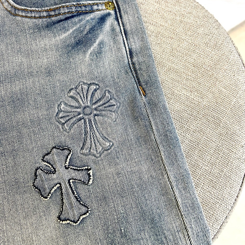 Chrome Herad克罗心、2026春夏新品牛仔裤，以标志性的宽松直筒廓形，融合哥特摇滚与街头精神。