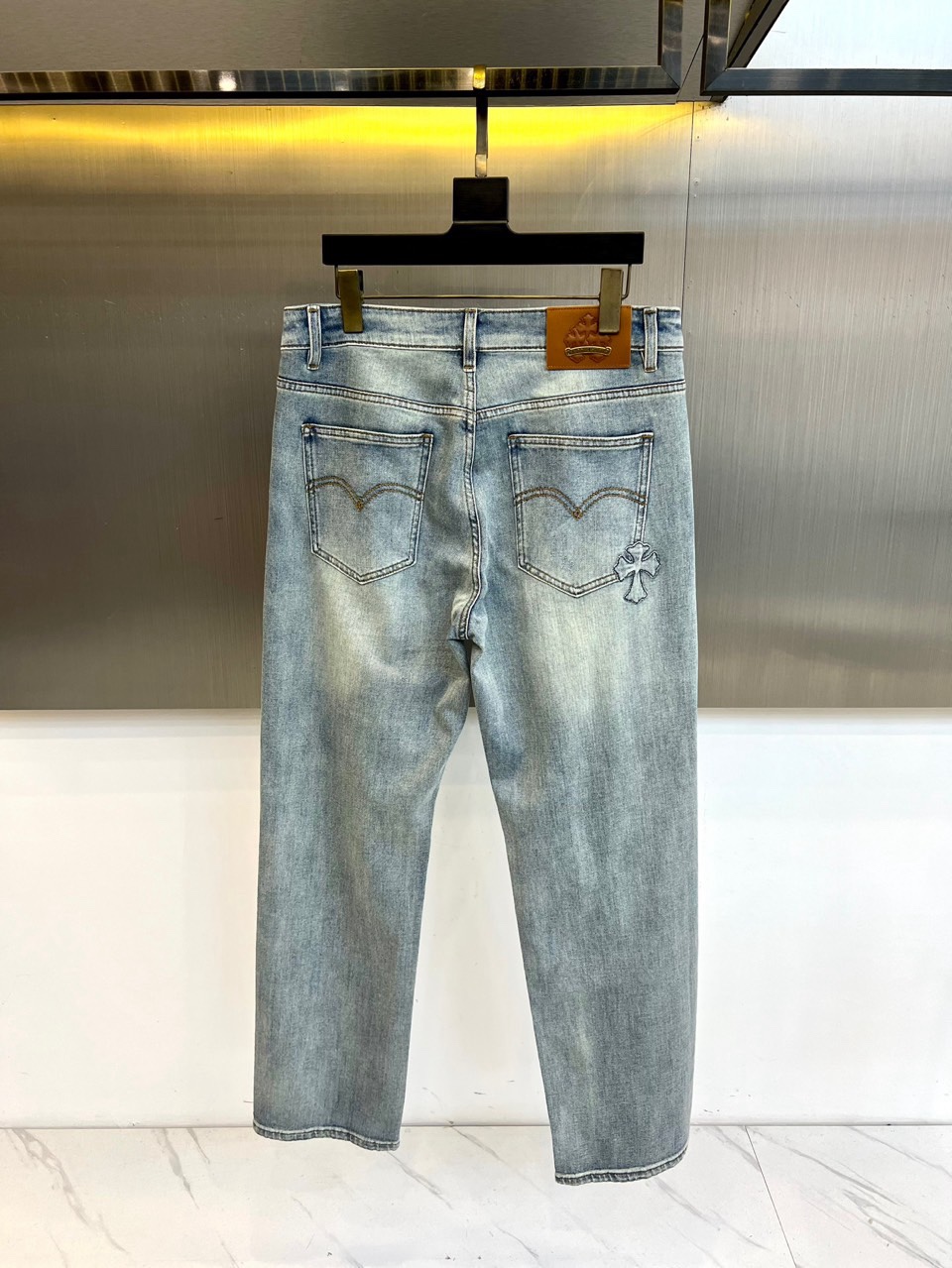 Chrome Herad克罗心、2026春夏新品牛仔裤，以标志性的宽松直筒廓形，融合哥特摇滚与街头精神。