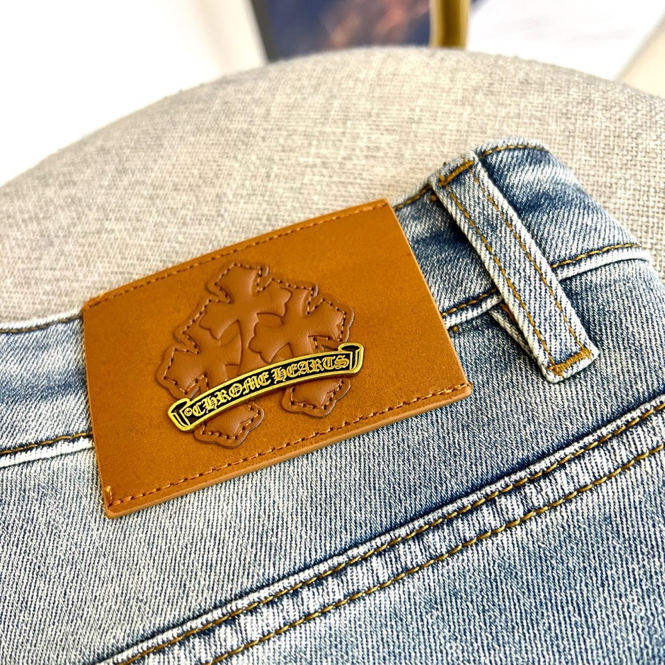 Chrome Herad克罗心、2026春夏新品牛仔裤，以标志性的宽松直筒廓形，融合哥特摇滚与街头精神。