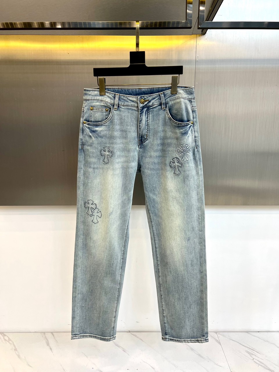 Chrome Herad克罗心、2026春夏新品牛仔裤，以标志性的宽松直筒廓形，融合哥特摇滚与街头精神。