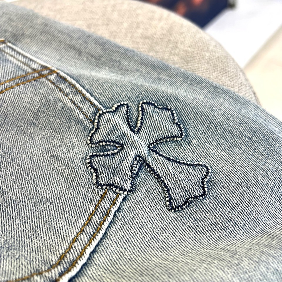 Chrome Herad克罗心、2026春夏新品牛仔裤，以标志性的宽松直筒廓形，融合哥特摇滚与街头精神。