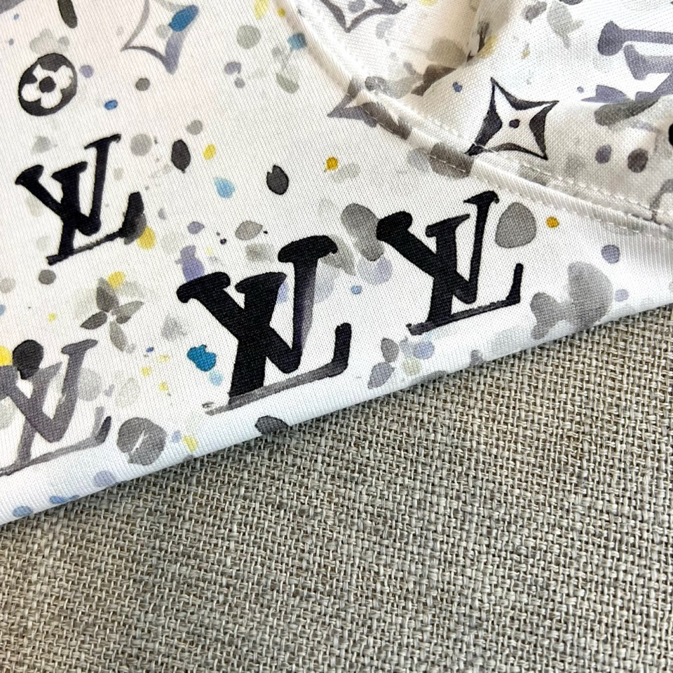 1v威登、2026春夏系列男士T恤，以宽松圆领廓形焕新经典。衣身满印品牌标志性字母组合图案，通过规律且密