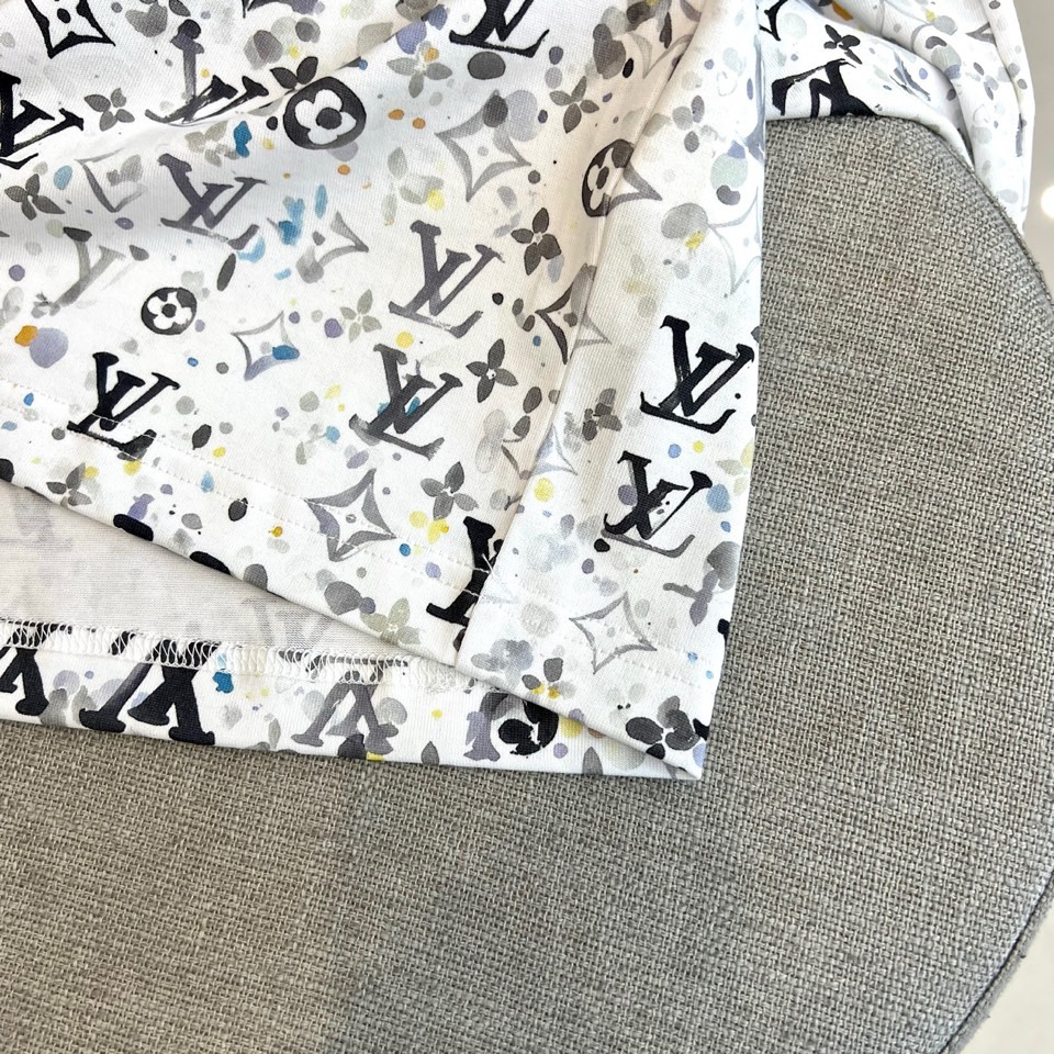 1v威登、2026春夏系列男士T恤，以宽松圆领廓形焕新经典。衣身满印品牌标志性字母组合图案，通过规律且密