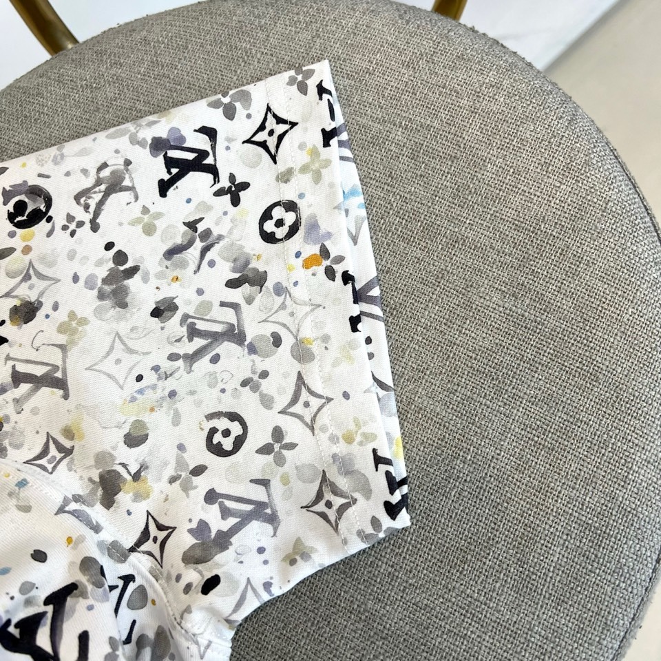 1v威登、2026春夏系列男士T恤，以宽松圆领廓形焕新经典。衣身满印品牌标志性字母组合图案，通过规律且密