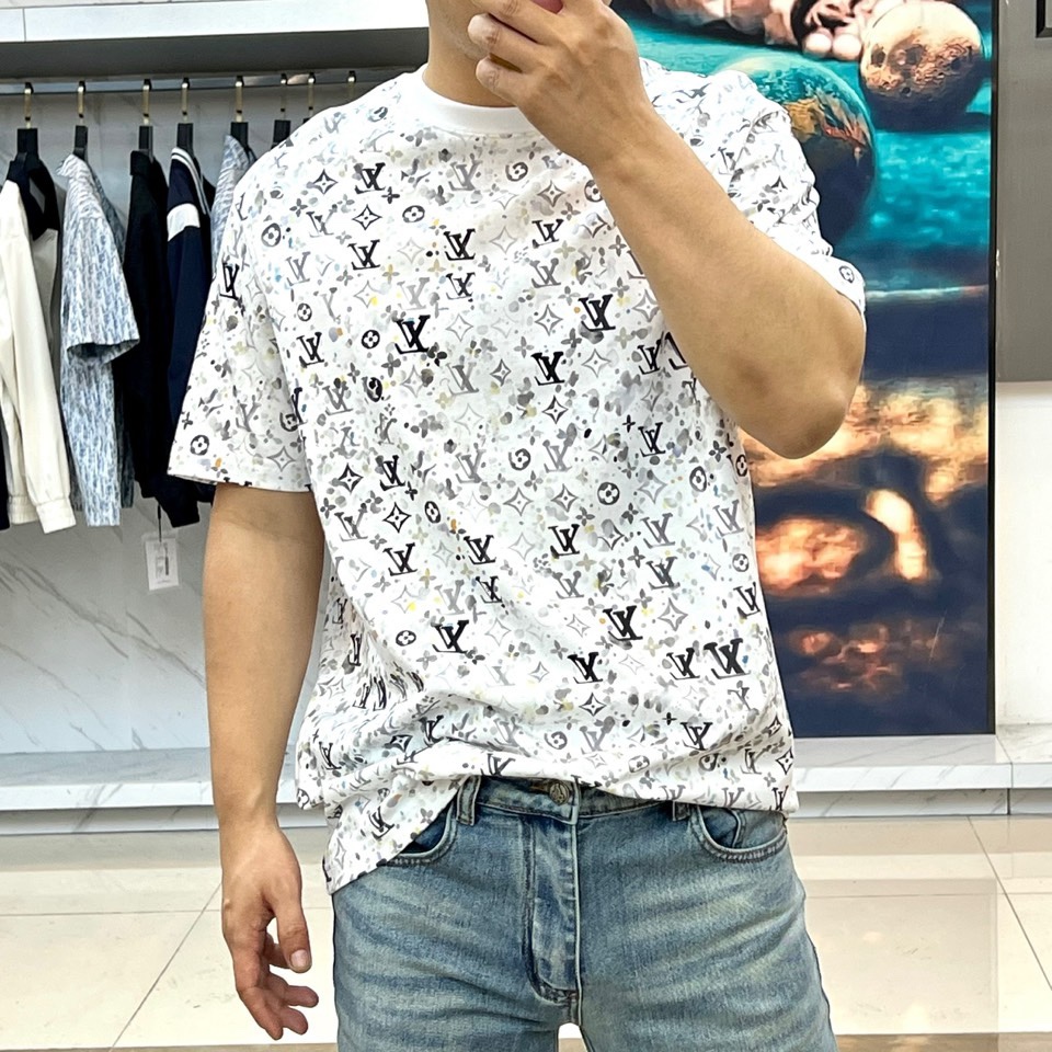 1v威登、2026春夏系列男士T恤，以宽松圆领廓形焕新经典。衣身满印品牌标志性字母组合图案，通过规律且密