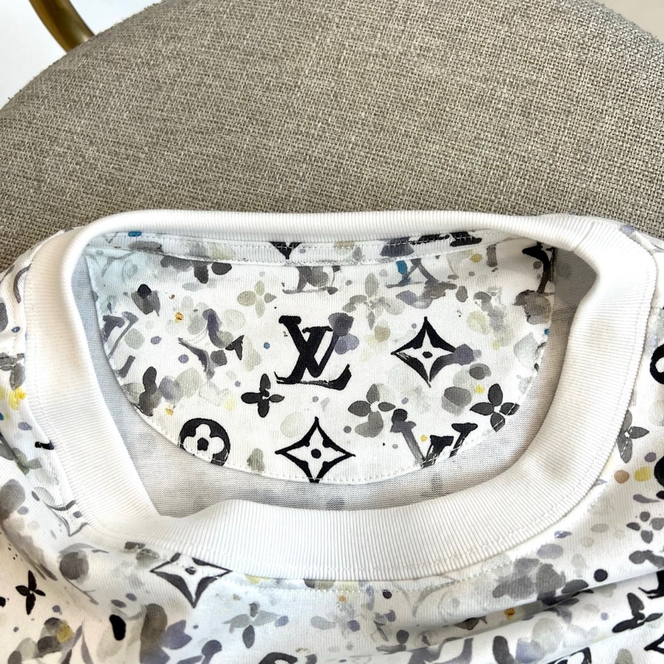 1v威登、2026春夏系列男士T恤，以宽松圆领廓形焕新经典。衣身满印品牌标志性字母组合图案，通过规律且密