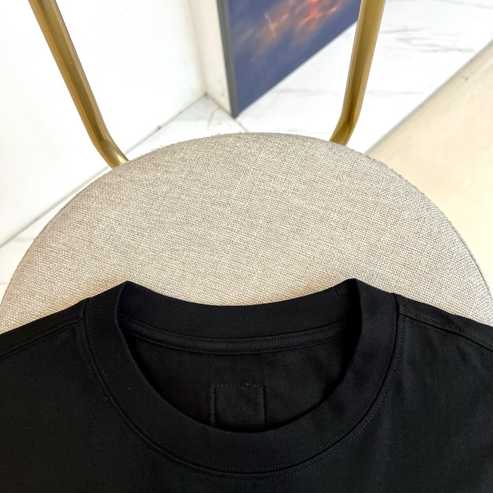 1v威登、2026春夏系列男士T恤，以经典圆领廓形承载一段充满想象力的自然叙事。设计核心聚焦于胸前醒目的