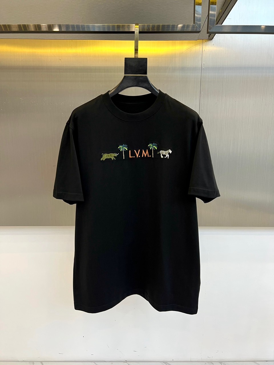 1v威登、2026春夏系列男士T恤，以经典圆领廓形承载一段充满想象力的自然叙事。设计核心聚焦于胸前醒目的