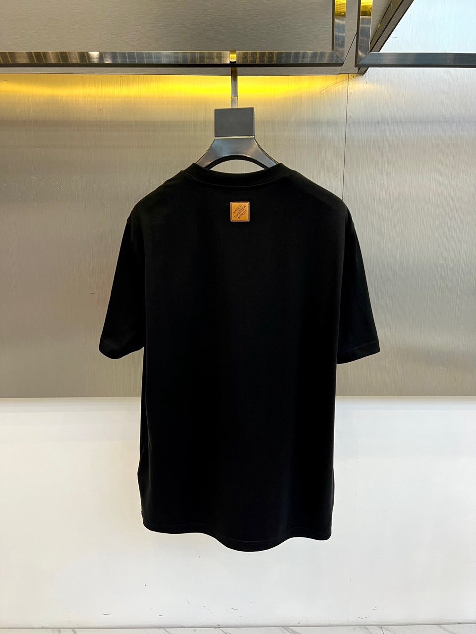 1v威登、2026春夏系列男士T恤，以经典圆领廓形承载一段充满想象力的自然叙事。设计核心聚焦于胸前醒目的