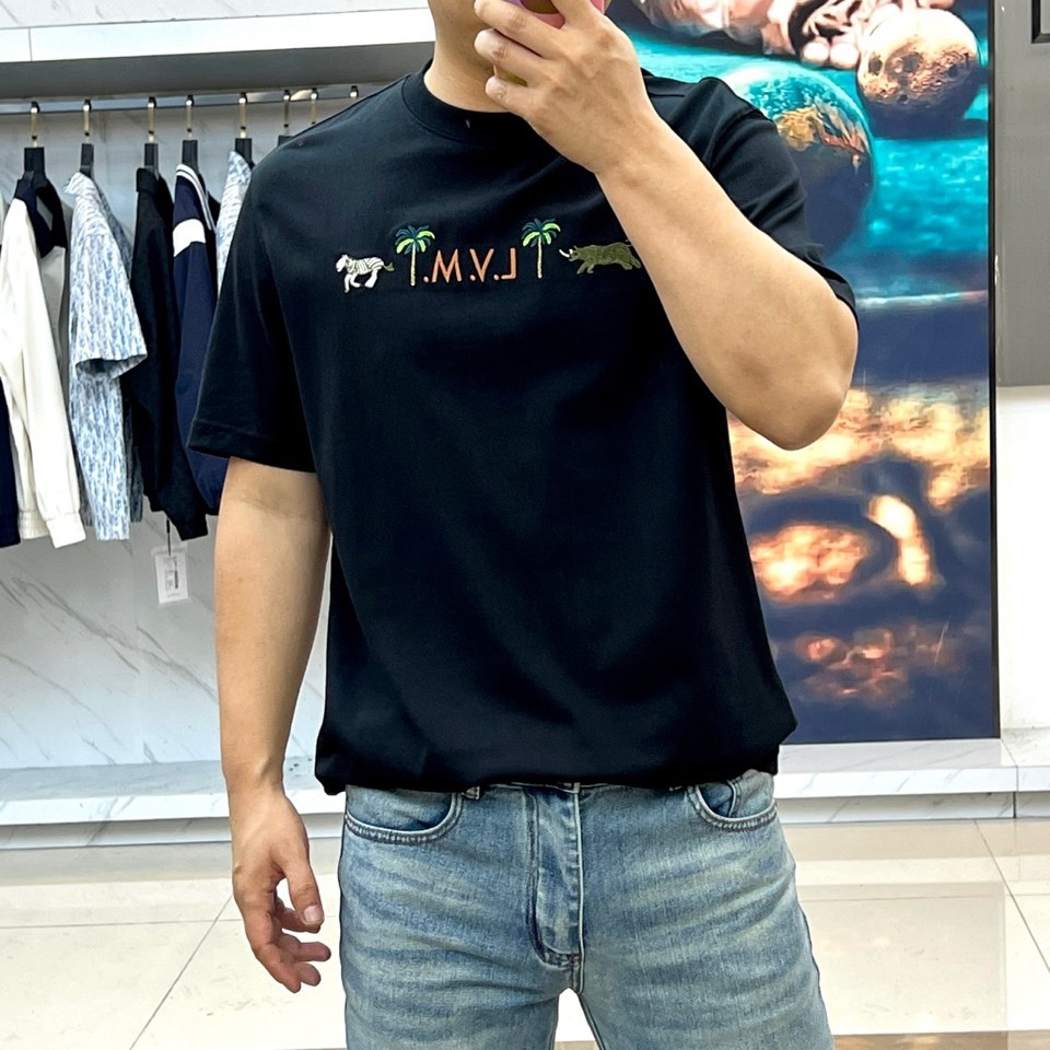 1v威登、2026春夏系列男士T恤，以经典圆领廓形承载一段充满想象力的自然叙事。设计核心聚焦于胸前醒目的