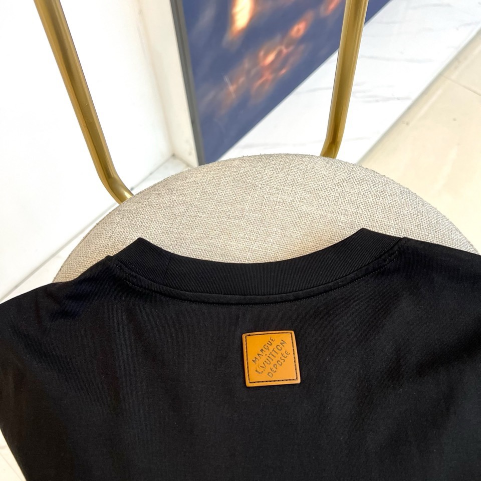 1v威登、2026春夏系列男士T恤，以经典圆领廓形承载一段充满想象力的自然叙事。设计核心聚焦于胸前醒目的