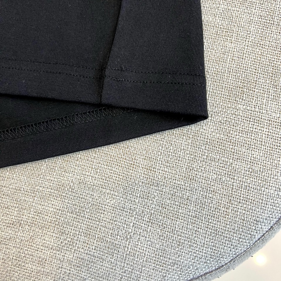 1v威登、2026春夏系列男士T恤，以经典圆领廓形承载一段充满想象力的自然叙事。设计核心聚焦于胸前醒目的