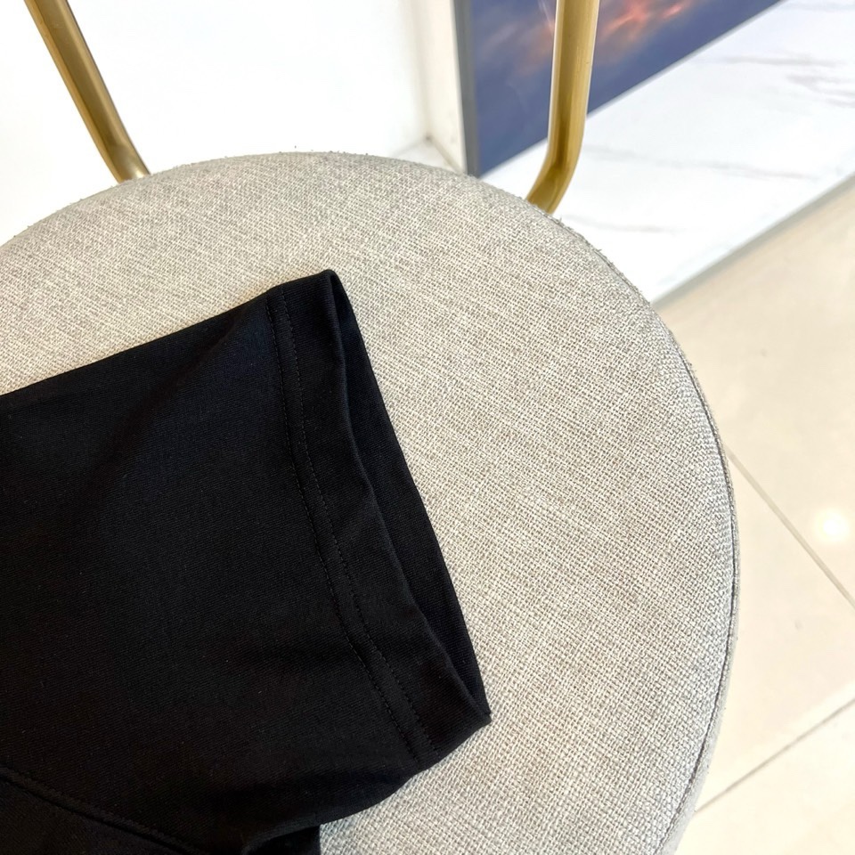 1v威登、2026春夏系列男士T恤，以经典圆领廓形承载一段充满想象力的自然叙事。设计核心聚焦于胸前醒目的