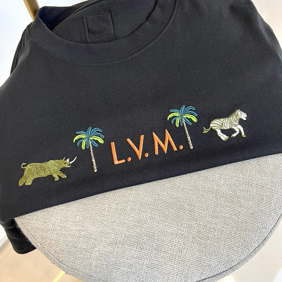 1v威登、2026春夏系列男士T恤，以经典圆领廓形承载一段充满想象力的自然叙事。设计核心聚焦于胸前醒目的