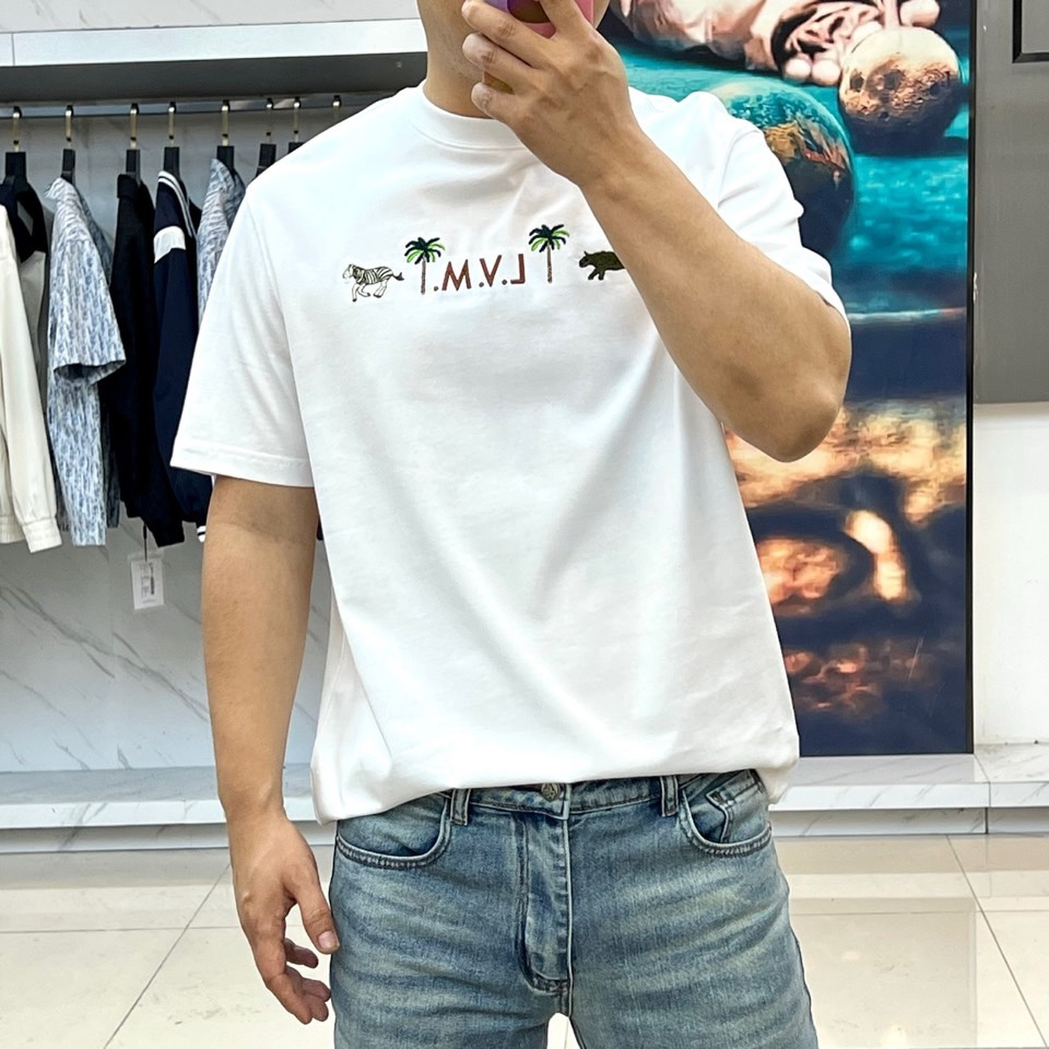 1v威登、2026春夏系列男士T恤，以经典圆领廓形承载一段充满想象力的自然叙事。设计核心聚焦于胸前醒目的