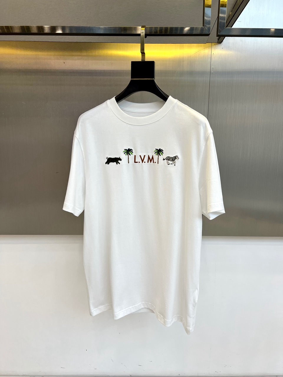1v威登、2026春夏系列男士T恤，以经典圆领廓形承载一段充满想象力的自然叙事。设计核心聚焦于胸前醒目的