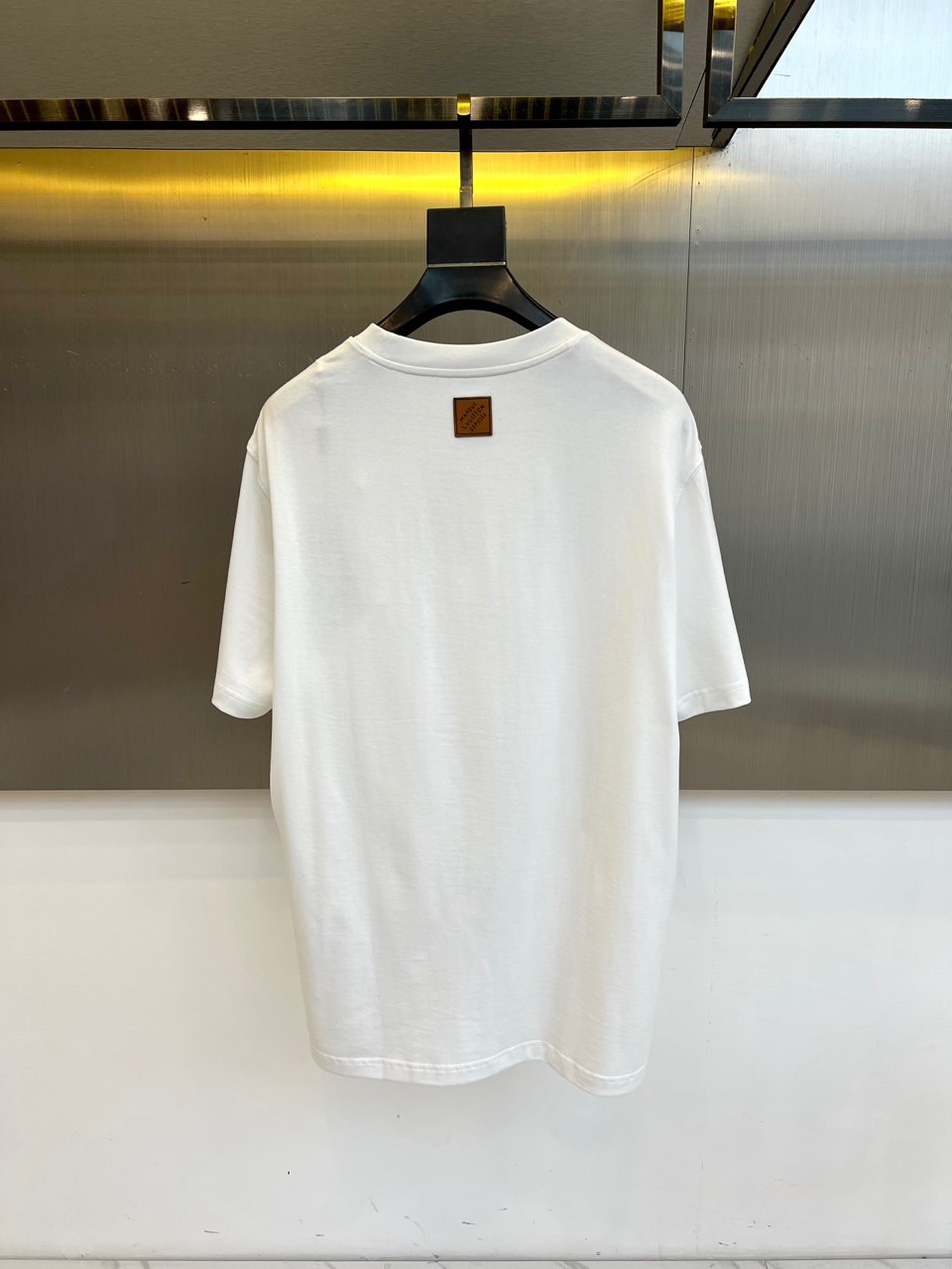 1v威登、2026春夏系列男士T恤，以经典圆领廓形承载一段充满想象力的自然叙事。设计核心聚焦于胸前醒目的