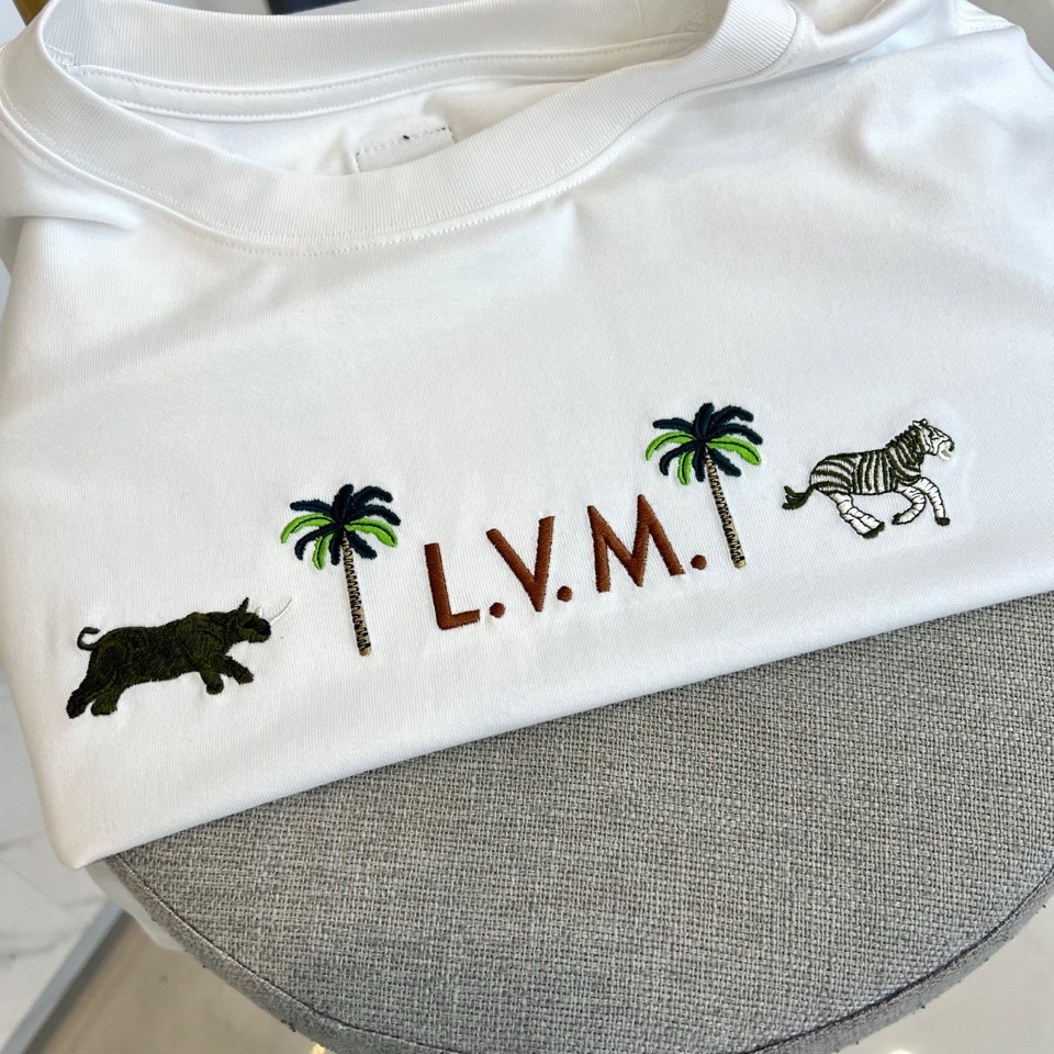 1v威登、2026春夏系列男士T恤，以经典圆领廓形承载一段充满想象力的自然叙事。设计核心聚焦于胸前醒目的